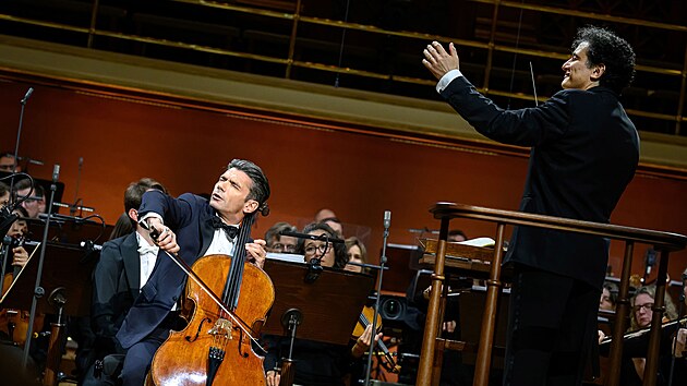 Cellista Gautier Capuçon, Frankfurtský rozhlasový symfonický orchestr a dirigent Alain Altinoglu během koncertu na Dvořákově Praze