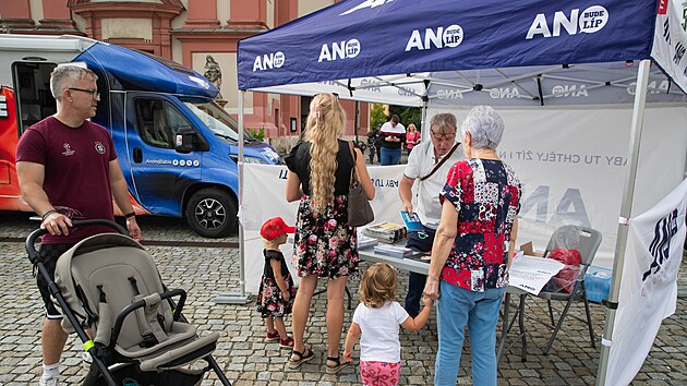 Na mítink hnutí ANO v Hranicích dorazilo v dopoledních hodinách zhruba 150 lidí. (2. září 2025)
