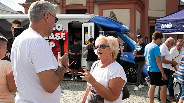 Bývalý ministr obrany Lubomír Metnar (vlevo) diskutuje mítinku hnutí ANO v Hranicích. (2. září 2025)