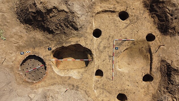 Komplex objektů (chata kůlové konstrukce a pec s předpecní jámou) tvořící hrnčířskou dílnu ze 4. století našeho letopočtu.