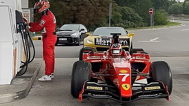 Scénka u pumpy. Parta kolem formule sehrála u benzinové pumpy i scénku s tankováním paliva.