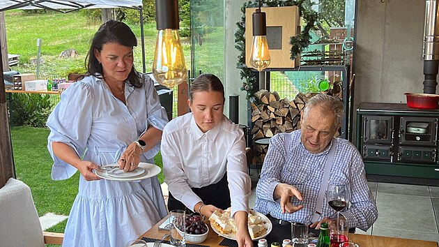 Bývalý prezident Miloš Zeman se vydal na dovolenou do slovenských Tater. (1. září 2025)