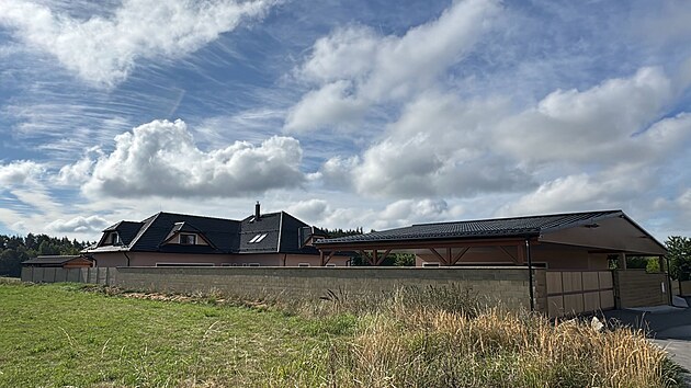 Dům, u kterého policisté v obci Buk, místní části Milína, zastavili formuli. (7. září 2025)