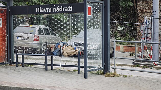 U n&aacute;draž&iacute; v Brně se posledn&iacute; t&yacute;dny nepovaluje tolik bezdomovců a dal&scaron;&iacute;ch osob, kter&eacute; znepř&iacute;jemňuj&iacute; průchod ostatn&iacute;m lidem. Ti se kolikr&aacute;t m&iacute;stu raději vyh&yacute;baj&iacute; (z&aacute;ř&iacute; 2025)
