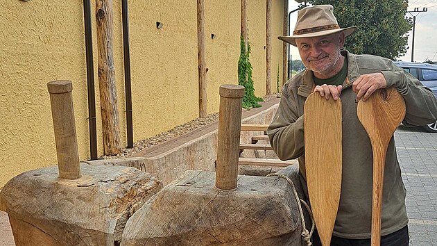 Radomír Tichý ukazuje nové repliky pádel, se kterými vypluje expedice Monoxylon V příští rok na Egejské moře (2.9.2025).