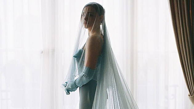Herečka Chloë Grace Moretzová ve svatebních šatech, 2025