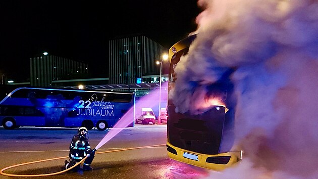 V pražských Holešovicích krátce po půlnoci hořel dálkový autobus. (3. září 2025)