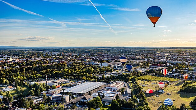 Z Hradce Králové vzlétlo na 80 balonů, fiesta je součástí oslav 800 let první zmínky o městě. (3. září 2025)