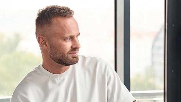 „V medicíně mi to jde líp než v soukromém životě. Rozhodování v mé práci se opírá o jasně dané algoritmy, doporučené postupy, zatímco v životě je potřeba víc improvizace,‘’ říká Marek Dvořák.
,