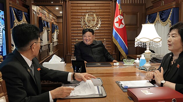 Severokorejský vůdce Kim Čong-un cestuje vlakem z Pchjongjangu, aby se zúčastnil čínských oslav formální kapitulace Japonska ve druhé světové válce. (2. září 2025)