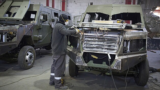 Dělníci staví obrněný transportér v dílně společnosti Ukr Armo Tech na neznámém místě na Ukrajině. (16. června 2025)