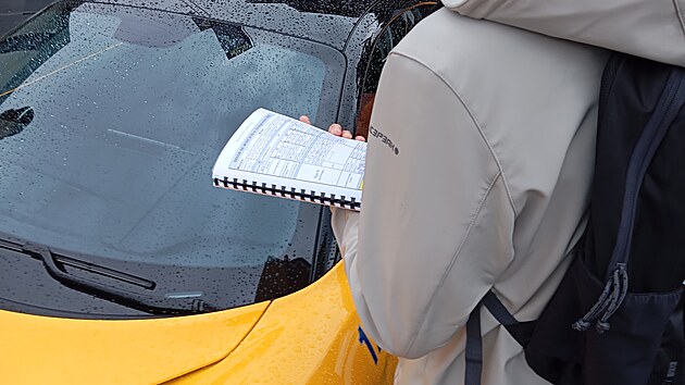 Špioni přeměřují auta vystavená na autosalonu v Mnichově.