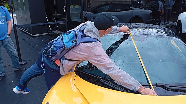 Špioni přeměřují auta vystavená na autosalonu v Mnichově.