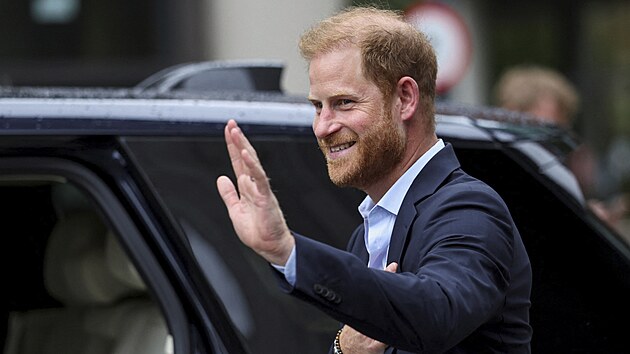 Harry zamířil na schůzku se svým otcem po návštěvě centra Královské univerzity v Londýně, které se specializuje na léčbu zranění způsobených výbuchy. (10. září 2025)