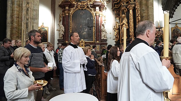 Lid&eacute; v pražsk&eacute;m Chr&aacute;mu Matky Bož&iacute; před T&yacute;nem uctili pam&aacute;tku Charlieho Kirka. Na sn&iacute;mku pražsk&yacute; zastupitel za KDU-ČSL Jan Wolf. (16. z&aacute;ř&iacute; 2025)