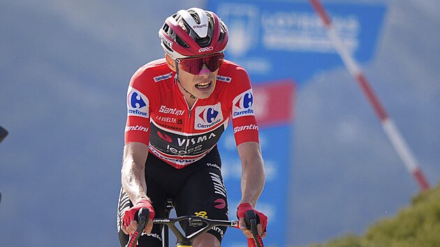 RADOSTNÉ UTRPENÍ. Dánský cyklista Jonas Vingegaard míří do cíle 20. etapy Vuelty jako vítěz a stvrzuje i celkový triumf na španělské Grand Tour.