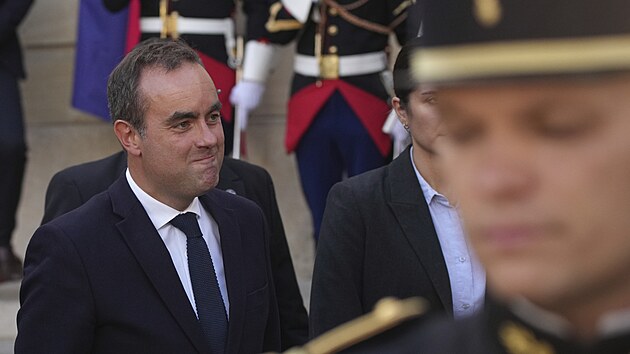 Nově jmenovaný francouzský premiér Sébastien Lecornu s odstupujícím premiérem Françoisem Bayrouem při slavnostním předání úřadu (10. září 2025)