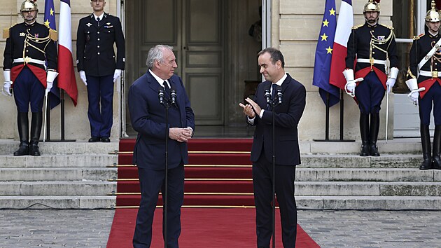 Nově jmenovaný francouzský premiér Sébastien Lecornu s odstupujícím premiérem Françoisem Bayrouem při slavnostním předání úřadu (10. září 2025)