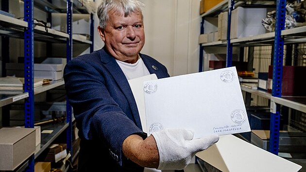 Jiří Křesťan z oddělení fondů nestátní provenience a archivních sbírek ukazuje obálku s údajně posledními slovy TGM. (7. srpna 2025)