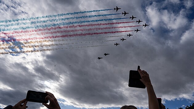 Nad Prahou proletěly gripeny s britskou akrobatickou skupinou Red Arrows. Přelet ozdobily kouřové efekty. Letouny míří na Dny NATO v Ostravě. (18. září 2025)