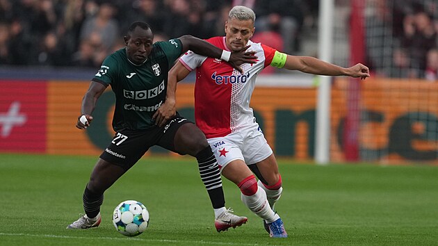 Tom&aacute;&scaron; Hole&scaron; ze Slavie (vpravo) a Ebrima Singhateh z Karvin&eacute; bojuj&iacute; o m&iacute;č.