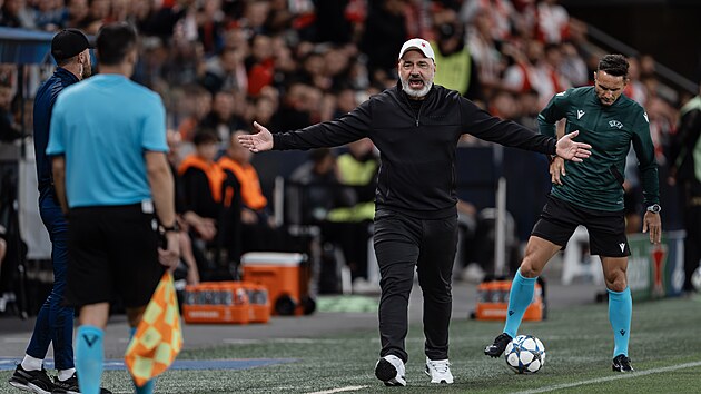 Slávistický kouč Jindřich Trpišovský se rozčiluje během utkání s Bodö/Glimt.