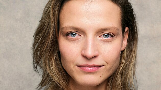 V 17 letech debutovala před kamerou v seriálu Ordinace v růžové zahradě, ve...