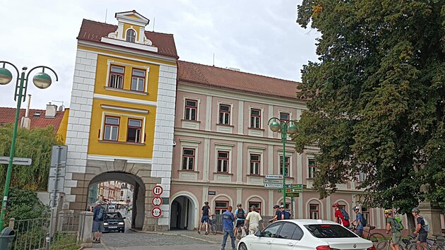 Parta mladistvých napadla muže v Hradecké bráně v historickém centru Třeboně.