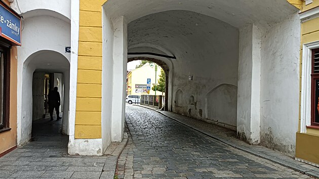 Parta mladistvých napadla muže v Hradecké bráně v historickém centru Třeboně.