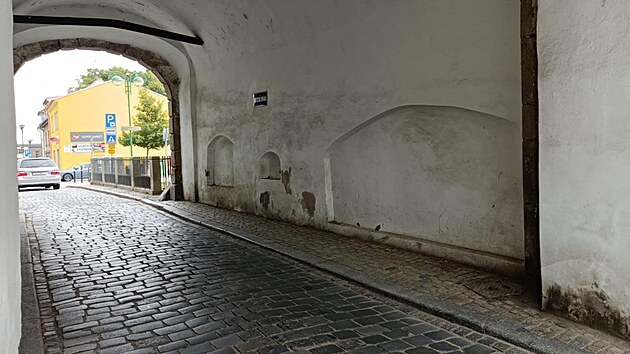 Parta mladistvých napadla muže v Hradecké bráně v historickém centru Třeboně.