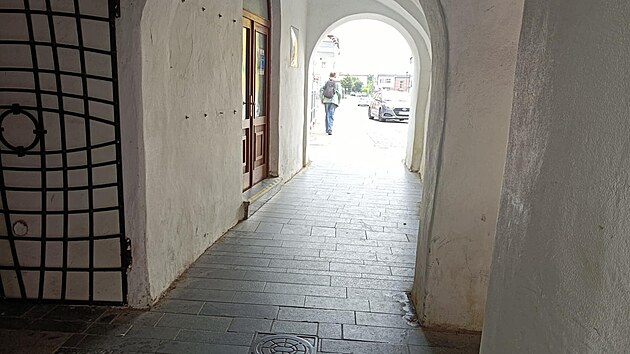 Parta mladistvých napadla muže v Hradecké bráně v historickém centru Třeboně.