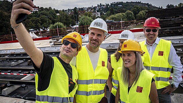 Ve středu se uskutečnila prohlídka finální fáze stavby Dvoreckého mostu v Praze. Dostavil se i náměstek primátora Zdeněk Hřib. (10. září 2025)