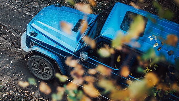 Říká se sice, že starého psa novým kouskům nenaučíte, ale v případě elektrického Mercedesu G 580 EQ to evidentně neplatí. Stuttgartská značka svoji terénní legendu přetavila z vojenského stroje na (dopravní) prostředek míru a pokroku. Má odpor k (tankovacím) pistolím a i přes aerodynamiku peřiňáku tiše bzučí po dálnici i terénem.