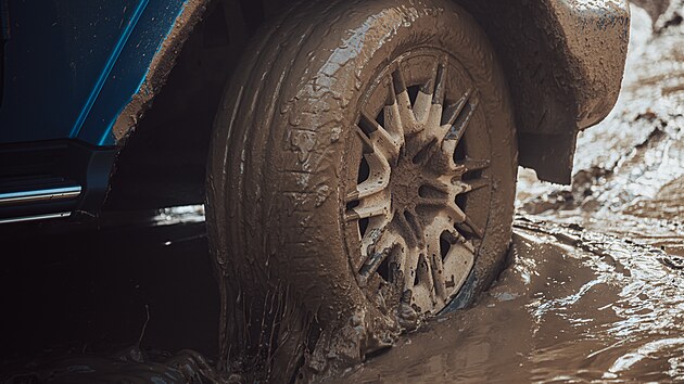 Ke strachu z dojezdu se může ještě přidat strach z defektu. Do terénu se tedy moc nechce. Je to paradoxně spíše auto do města.