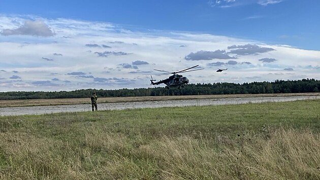 Tři české vrtulníky Mi-171Š přistály na východní hranici Polska. (15. září 2025)