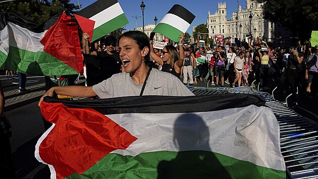 Propalestinští aktivisté protestují na bariérách, které zdemolovali.