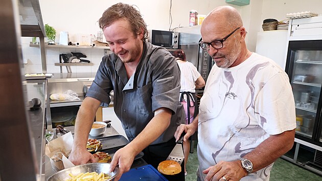 Hamburgery by na Šumavě jet mohly, tak Jakubovi nejen s nimi šéf na Pláních radil. „Vím, že tě seru. Ale seru tě v tvým vlastním zájmu,“ ubezpečoval Pohlreich kuchaře Jakuba.