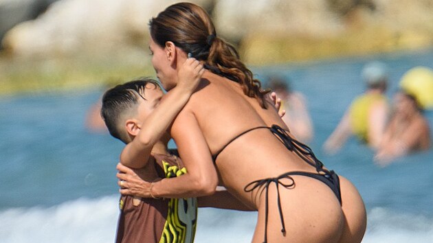 Eva Longoria se synem na &scaron;panělsk&eacute; pl&aacute;ži (2025)