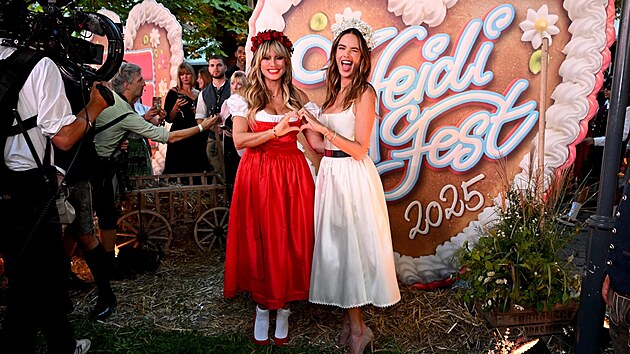 Topmodelky a dlouholeté přítelkyně: Heidi Klumová a Alessandra Ambrosiová na HeidiFestu (Hofbraeuhaus, Mnichov, 18. září 2025)