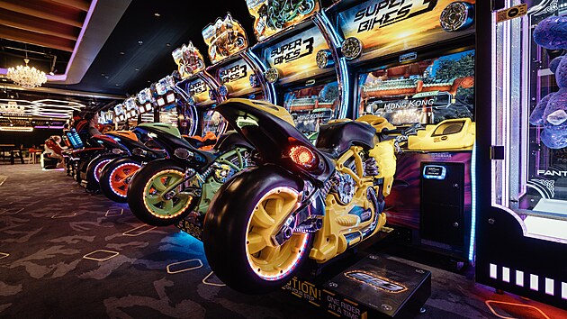 Zostřeno na zábavu, to by mohlo být mottem bývalého obchodního domu Máj. Zde se nechodí za nákupy, ale pobavit se. (11. září 2025)