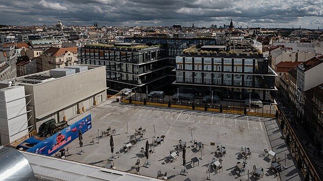 Z bývalého hřiště zbylo jen parkoviště a venkovní terasa, která je přístupná z nových prostor Levels. (11. září 2025)