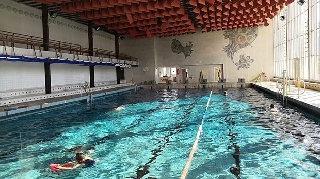 Baz&eacute;n mus&iacute; podle doporučen&iacute; statičky zůstat vypu&scaron;těn&yacute;. Přesn&yacute; rozsah po&scaron;kozen&iacute; teď urč&iacute; stavebnětechnick&yacute; průzkum.