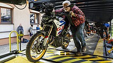 Petr Pavel pi vykládce svého motocyklu v Koicích