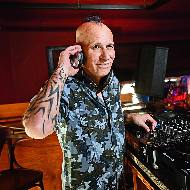 „Svůj život jsem si užil,“ rekapituluje šedesátník DJ Tráva. „Nechci nicméně čekat, až mi budou mocipáni ořezávat další a další svobodu a svazovat mě novými příkazy a zákazy.“