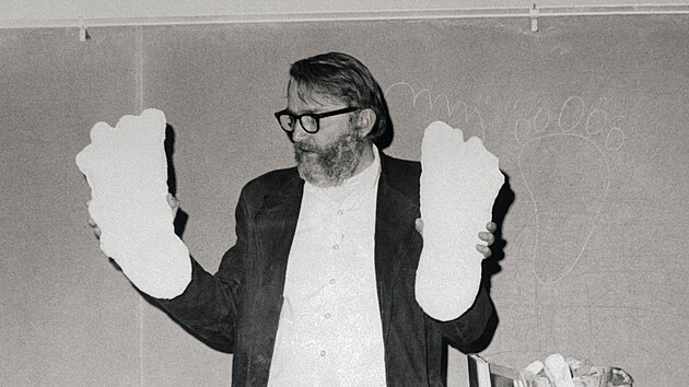 Americký antropolog Grover Krantz s údajnými odlitky Bigfootovy nohy