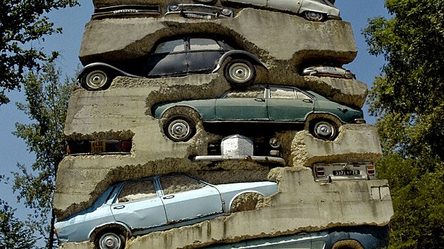 Monolitická skulptura tu neodhaluje ani tak automobily, jako spíš emoce diváků.