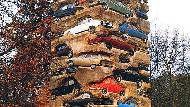 Fotka z uměleckého magazínu zachycuje instalaci krátce po odhalení v roce 1982. To ještě vozy zářily novotou