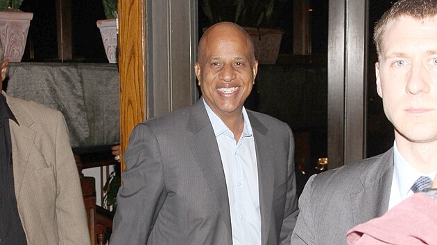 Bývalý premiér Belize, Dean Barrow, často cestoval do USA za osobními záležitostmi, od nezbytných lékařských ošetření až po volnočasové aktivity. Zbožňoval například celebritami proslulou restauraci Madeo v Los Angeles.