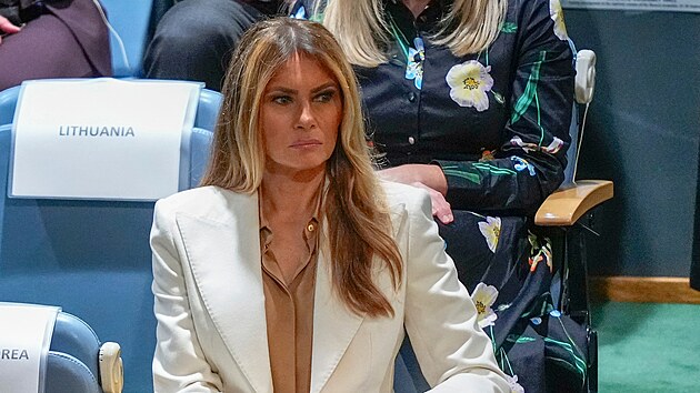 První dáma Melania Trumpová poslouchá projev prezidenta Donalda Trumpa během zasedání Valného shromáždění OSN. (23. září 2025)