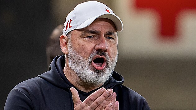 Slávistický trenér Jindřich Trpišovský během zápasů s Duklou.